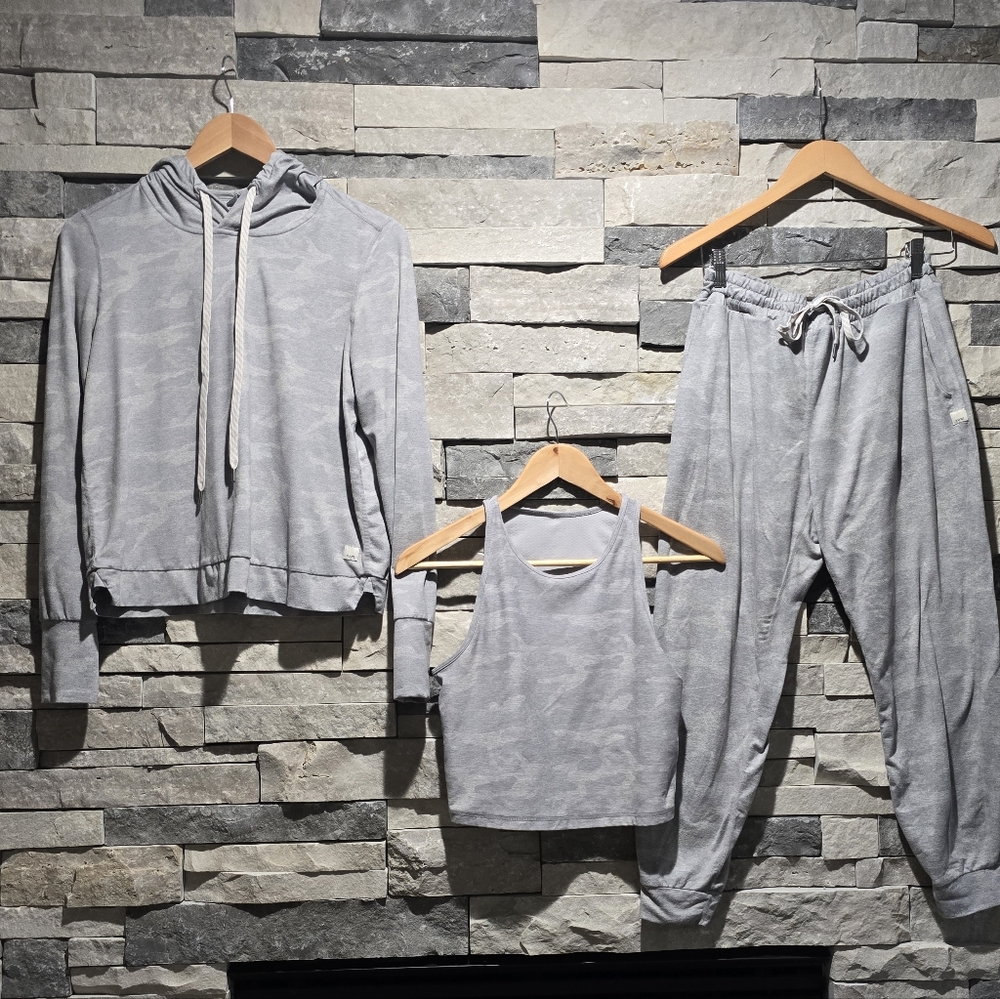 Vuori Gray Camo Halo Essential Hoodie Set - Hoodie, Pylo Tank, Joggers Sm Medq
